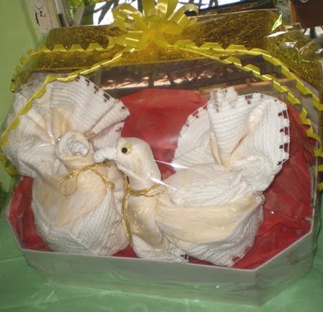 SEPASANG MERPATI DARI SARUNG BANTAL