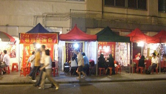 [hong-kong-temple-street-fortune-teller.jpg]