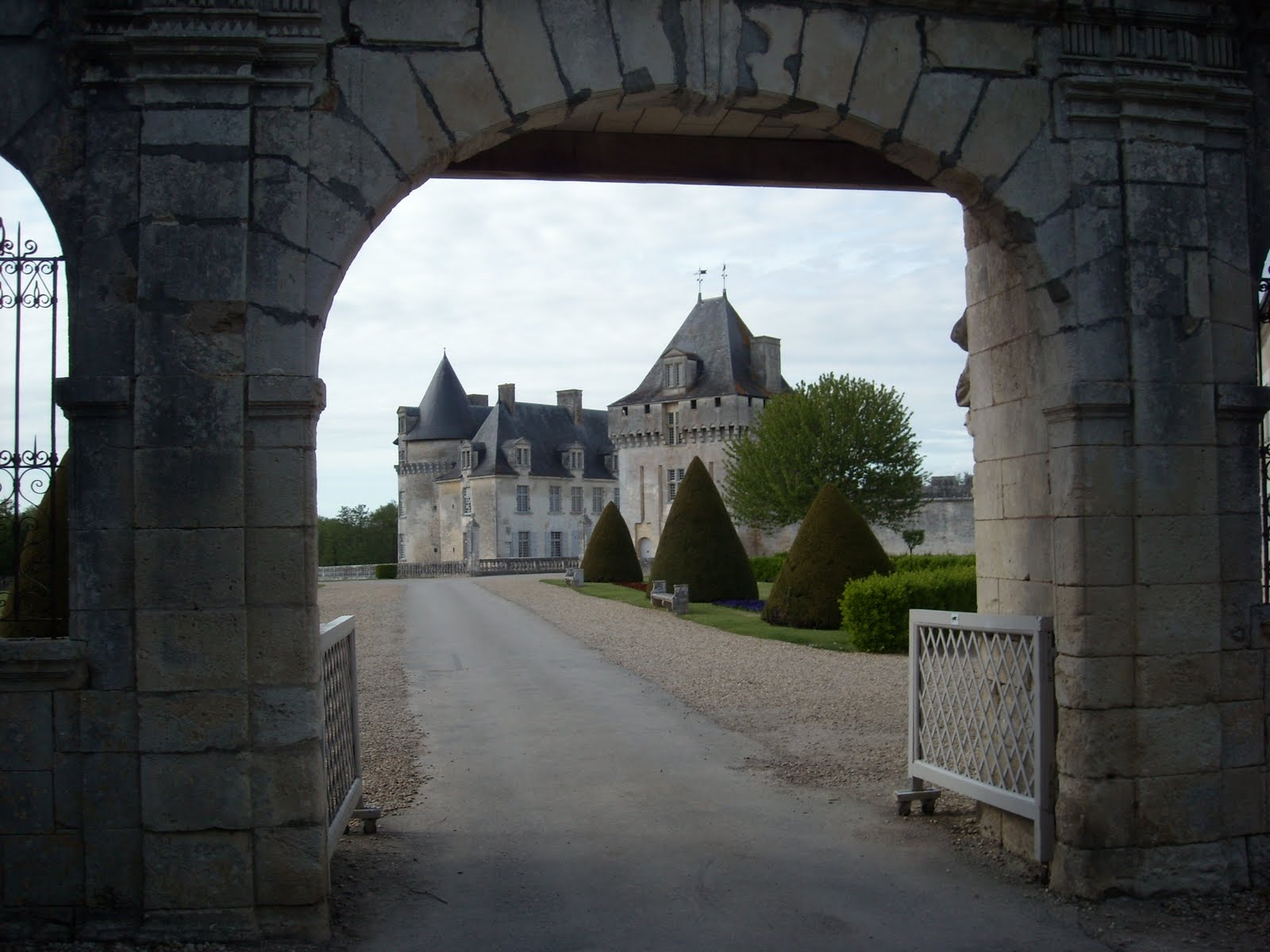 LES MILLEPATTES DE SAINTONGE LE CHÂTEAU DE LA ROCHE COURBON