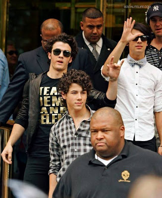 selena gomez and demi lovato selena gomez and demi lovato and miley cyrus and jonas brothers. selena gomez and demi lovato