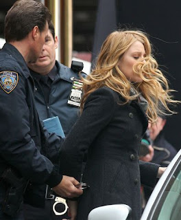 Blake Lively Arrested on Poquito Alarmista Vi Estas Imagenes De Blake Lively Siendo Arrestada