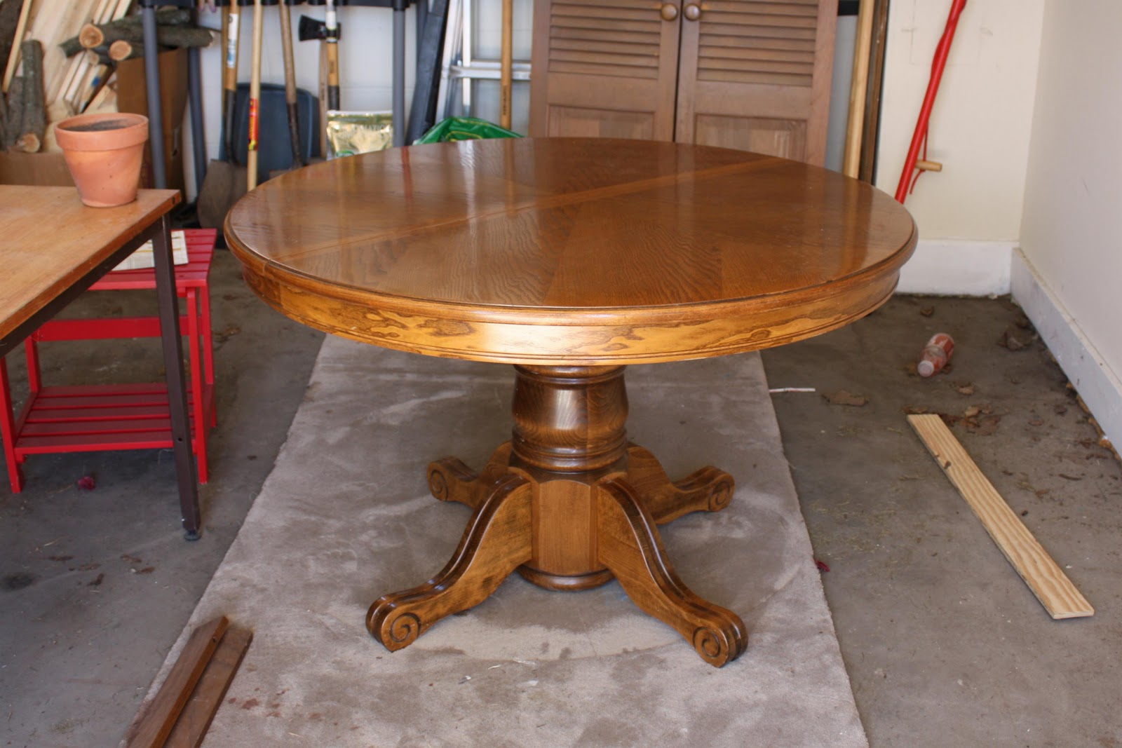 Russet Street Reno Free pedestal table