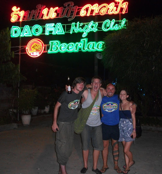 Aquí estan algunos del grupo en el Nightclub de acá de Luang Prabang