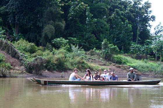 Aquí vamos todos en la canoa