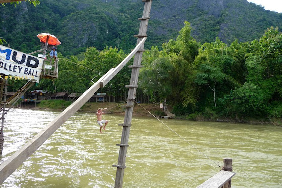 Aquí uno de los chicos tirandose al río en el rope swing