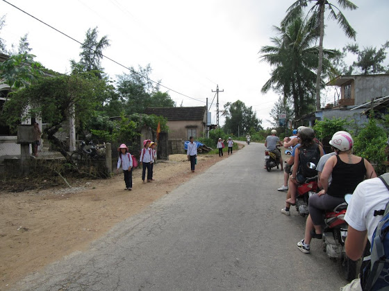 Cruzando por uno de los pueblos en Vietnam