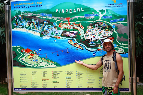 Acá estoy yo enfrente del mapa de la isla Vinepearl