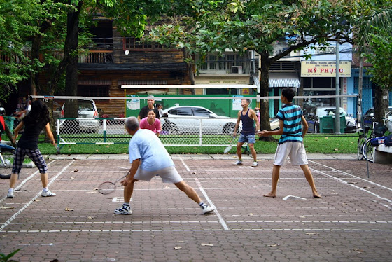 Gente jugando Badminton en Saigon