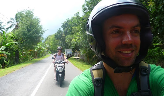 Acá voy yo en la moto en Bali