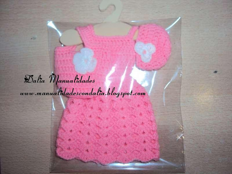 vestido rosa para barbie con perchita