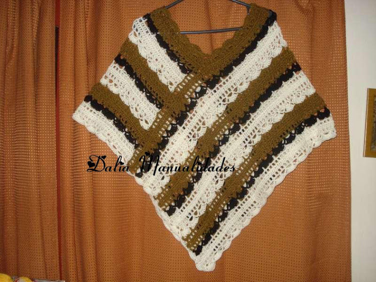 poncho en tonos marrones