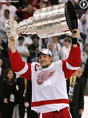 lidstrom+with+cup+2008.jpg