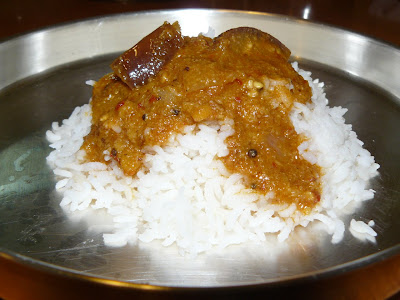 Kathirikai+kara+kuzhambu+with+rice.JPG