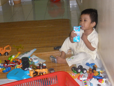 afi yang kepenatan menyepahkan toys