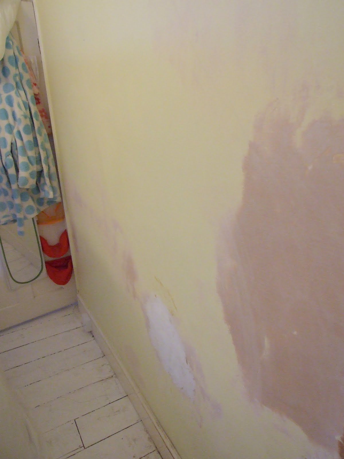 http://4.bp.blogspot.com/_wEO9WyE1R3I/TOQVvPxJEJI/AAAAAAAAAC0/kNvCLPl1DNM/s1600/damaged_wall_before.jpg