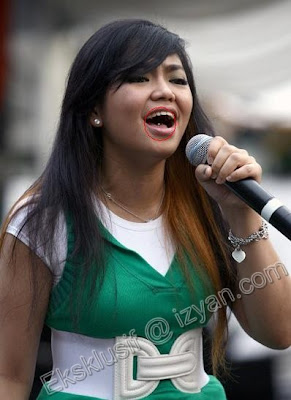 Artis+malaysia+tindik+lidah