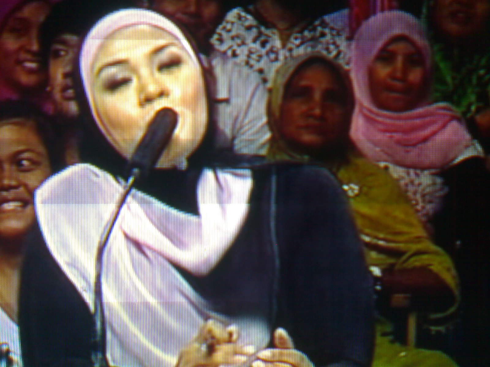 Erin+malek+tindik+lidah