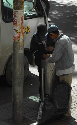 Dos buscadores de comida en la basura, en pleno centro de Bogotá