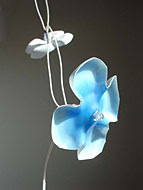 //www.michellebrand.co.uk/images/portfolio_03_01.jpg Michelle brand - Blossom - luz ambiente ecológica utilizando fundo de garrafas PEt e LEDs.