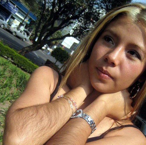 Chicas con pelos en los brazos