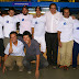 "Chaleco" y sus amigos junto al padre Felipe Berríos