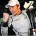 Button, cantando (victoria) bajo la lluvia