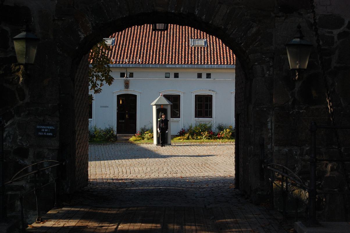 [festningsmurene+er+høye.JPG]