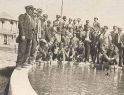 [3.04.1934__smet_pa_a_park__ve_liseliler]