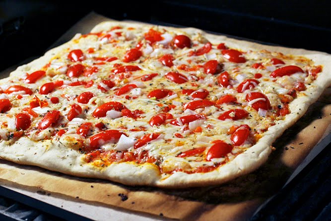 http://4.bp.blogspot.com/_wTB2n4D2Q4A/TBexMEjmZPI/AAAAAAAABnw/wQ0t7BMaK6g/s1600/IMG_3091_6170+tomato+pizza+120+dpi+%40+10.jpg