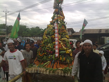 Arak-arakan tiba di Masjid setelah keliling