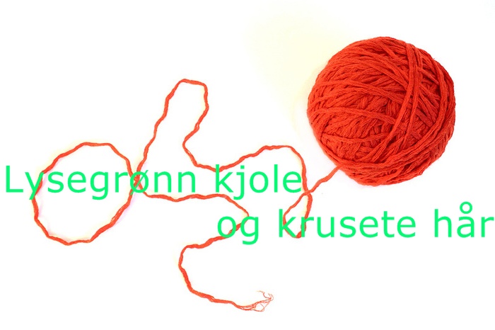 Lysegrønn kjole og krusete hår