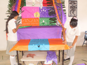 ALUMNAS TRABAJANDO EN EL ALTAR