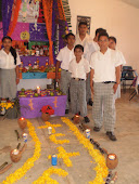 ALUMNOS DE LA ESC. CON EL ALTAR