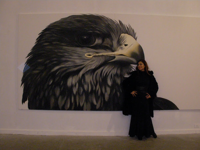 Con ave gigante en el museo...mi vestido negro onda Morticia Adams