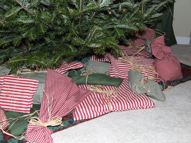 [gifts+under+tree.JPG]