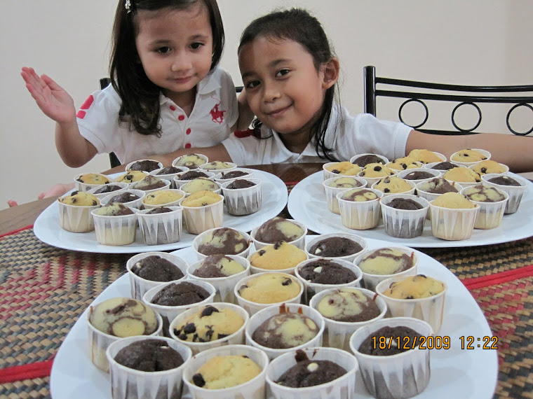 Putri-putri bersama Muffin Ibu