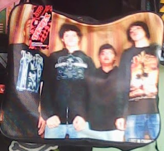tas selendang gambar band