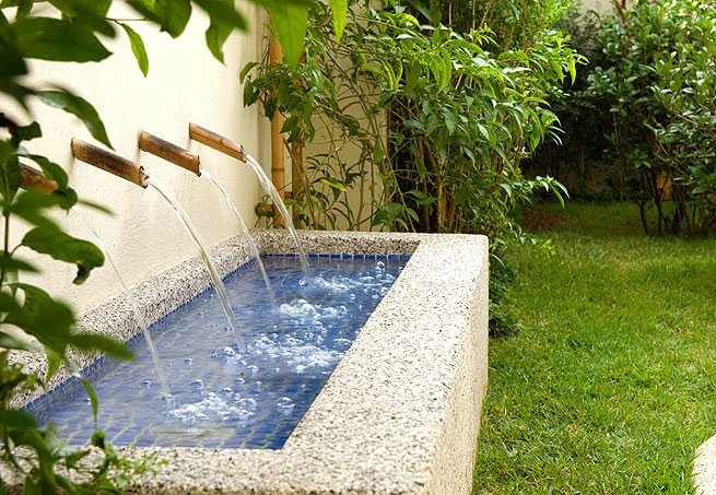 fontes de agua para decoracao de interiores: água com bordas de pedras e revestimento interno de pastilhas fontes de agua para decoracao de interiores: água com bordas de pedras e revestimento interno de pastilhas