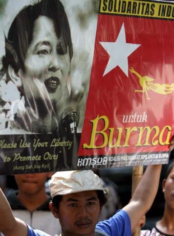 [Manifestacion_apoyo_Aung_San_Suu_Kyi.jpg]