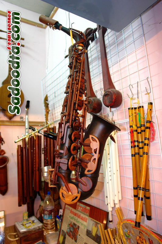 ท่องเที่ยวสะดุดตา Wooden saxophone at Chiang Rai