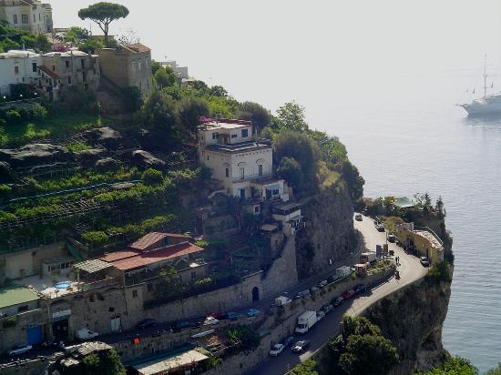 [Amalfi,+View+of+Roads+leading+to+Amalfi.jpg]