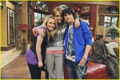 http://4.bp.blogspot.com/_xGyI2eGiHAo/TFttrBHC0MI/AAAAAAAAMy8/KqRKtBXRN9U/s1600/normal_emily-osment-cody-linley-end-jake-16.jpg