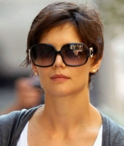 Katie Holmes Pixie Haircut on Ma Ti Sei Vista Guida Ai Capelli Corti