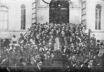 Euclydes no enterro de Machado de Assis, em 1 de outubro de 1908. Ele carrega o caixão, juntamente com Olavo Bilac, Graça Aranha, Coelho Netto, Rui Barbosa, Raimundo Correia, Rodrigo Otávio e Affonso Celso