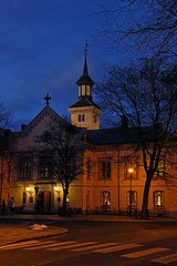 Trondheim folkebibliotek i blåtimen