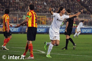 Zlatan Ibrahimovic, striker Inter Milan, saat bertanding melawan Lecce