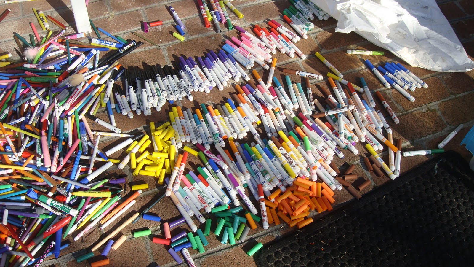 [Getting+the+crayola+pens+organized.JPG]
