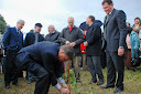 Cesion de terrenos. Binner planta primer arbol