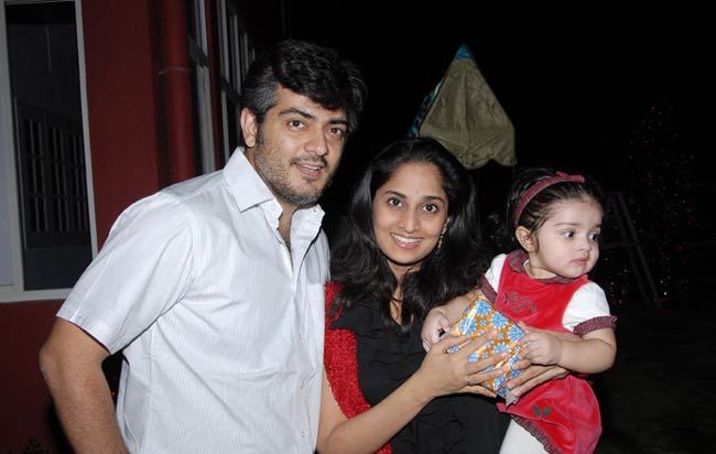 நாளை அஜித்தின் பிறந்தநாள் ,வாழ்த்தலாம் வாங்க  Ajit+Kumar+With+His+Family