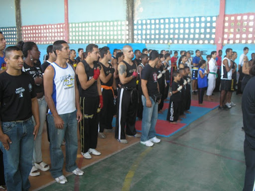 EQUIPES NA FORMAÇÃO ANTES DE COMEÇAR O ESTADUAL DE KICKBOXING